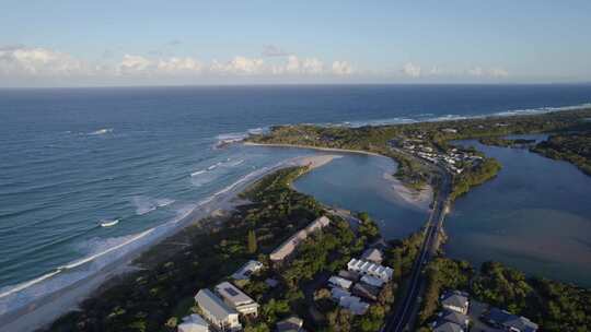 澳大利亚新南威尔士州日落黑斯廷斯点河流和海洋的鸟瞰图——无人机拍摄