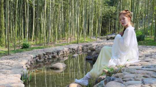 竹林古装唯美女汉服风景实拍视频素材流山水