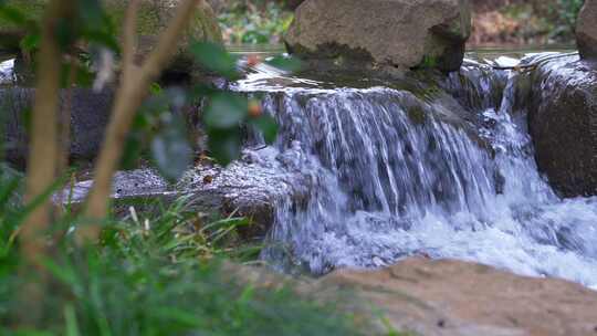 山涧溪流水流