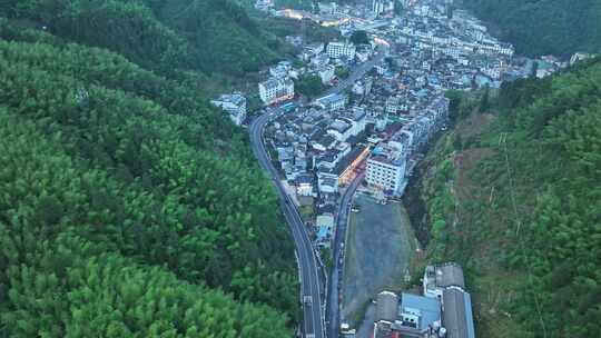 雨后的安徽黄山市黄山区汤口镇旅游景区小镇