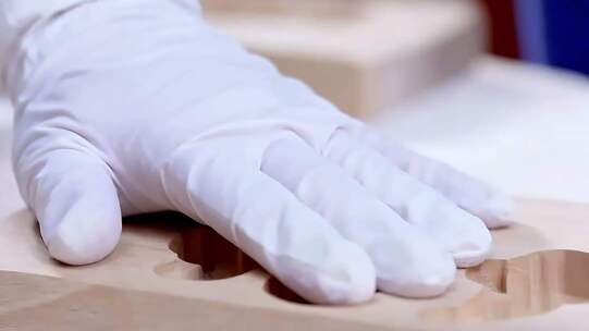 戴手套触摸木材的手部特写