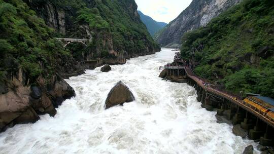 航拍云南丽江香格里拉虎跳峡