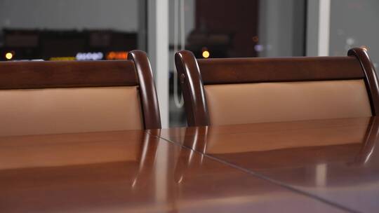 会议室里的桌椅
