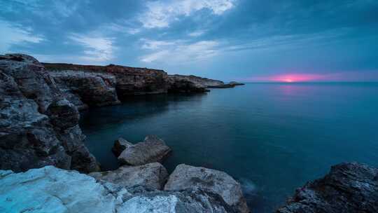 时间推移与岩石海岸的美丽晨景