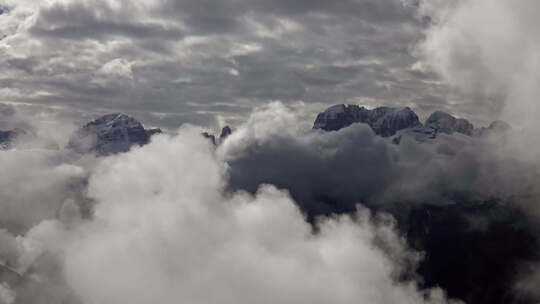 云雾中的雪山阿尔卑斯山景观