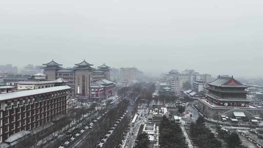 航拍陕西省西安市大雪中的西安钟楼街道风景