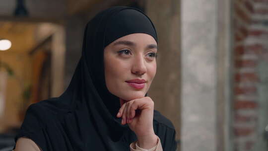 穆斯林伊斯兰阿拉伯女人黑色头巾快乐民族美