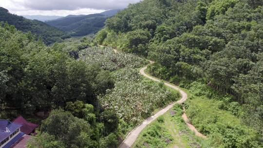 蜿蜒山路航拍