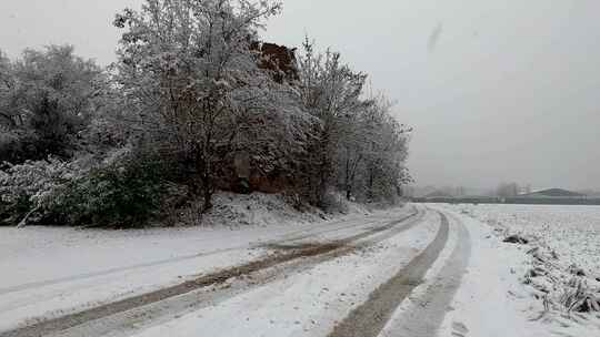 特写被白雪再次覆盖的公路