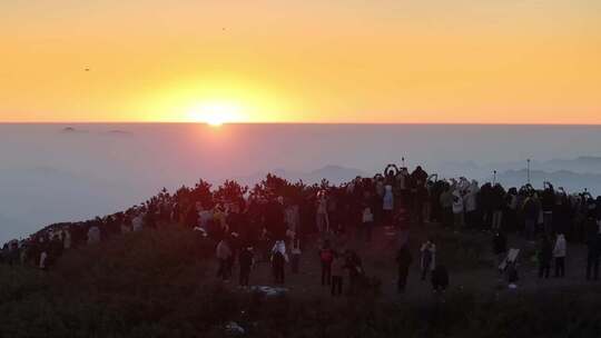 山顶人群观赏日出场景 太子尖日出