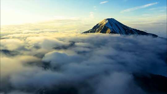 日照金山雪山日出云海早晨清晨唯美风景风光