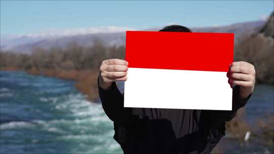 手持印度尼西亚国旗横幅的人视频素材模板下载