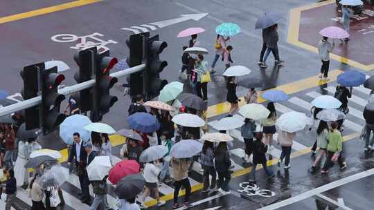 雨天街道路口斑马线人群过马路