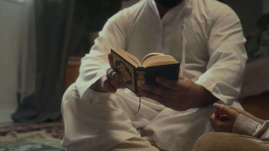 晚上阅读神圣的迷你古兰经