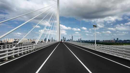 蓝天白云汽车通过南京长江五桥延时摄影