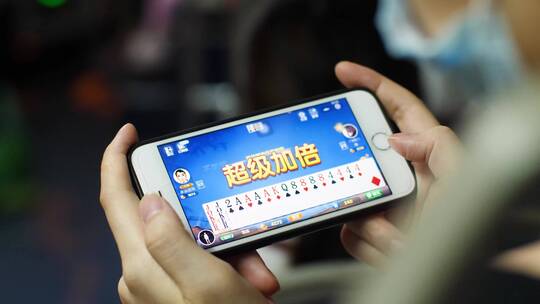 公交车上玩手机游戏斗地主4k视频素材