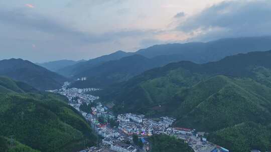 雨后的安徽黄山市黄山区汤口镇旅游景区小镇