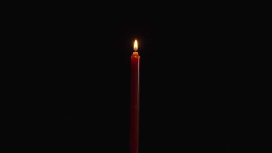 黑暗中划火柴点燃蜡烛