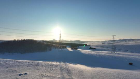 冬季大兴安岭丘陵地带雪原夕阳输电线路