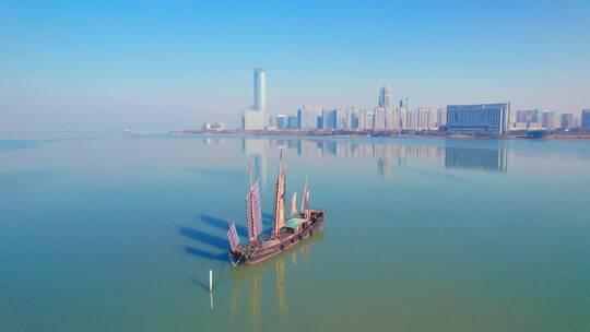 太湖帆船渔船城市天际线视频素材模板下载