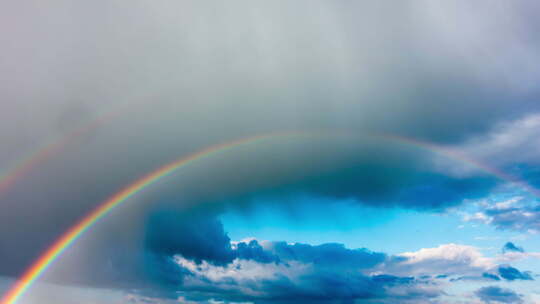 雨后出现彩虹