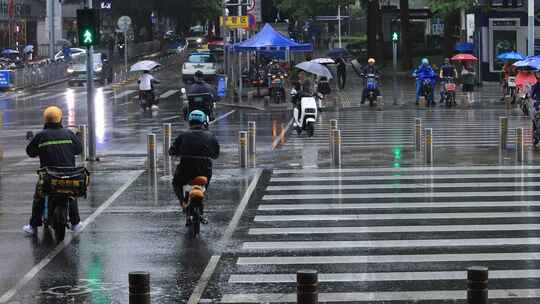 雨天城市路口行人