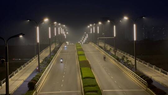 夜晚路灯立交桥马路车流电动车2视频素材模板下载