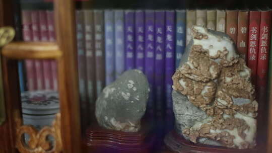 书架上的书籍与观赏石