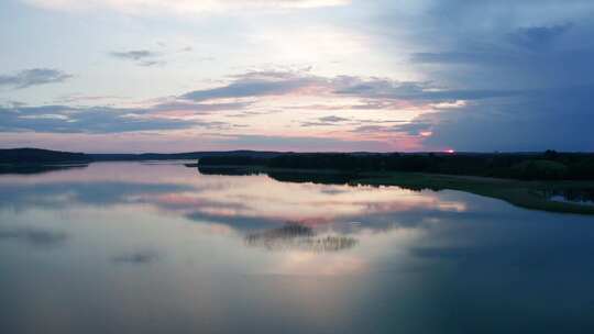 日落后的湖泊天线
