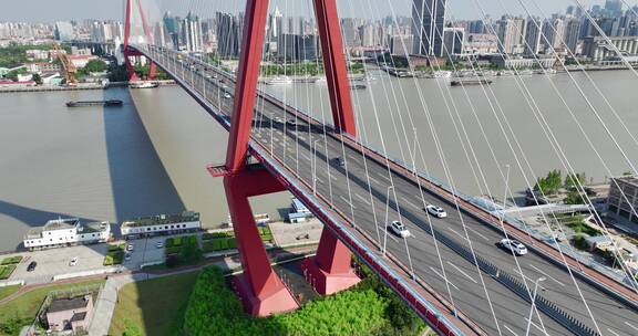 车辆行驶在上海杨浦大桥上