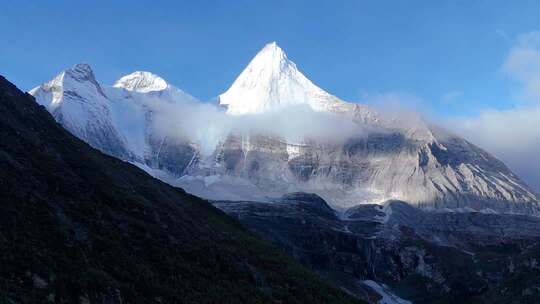 川西稻城亚丁秋天雪山航拍