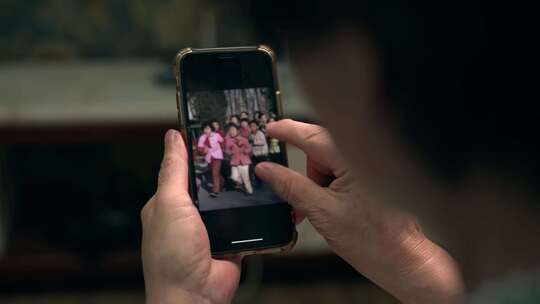 独居老人想念思念儿子孩子孤独老人独自生活