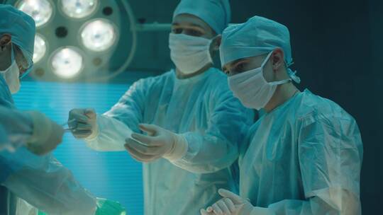 外科医生团队在做手术视频素材模板下载