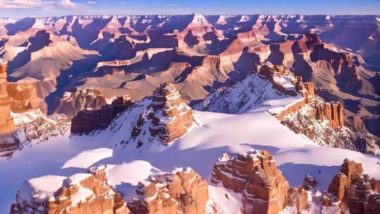 雪山覆盖的峡谷壮丽全景