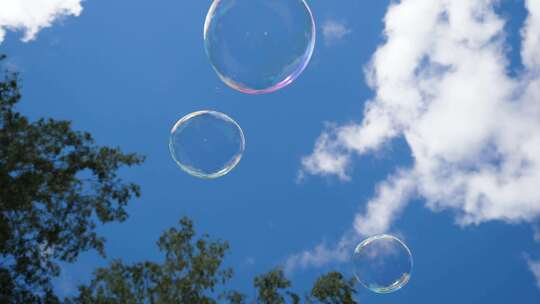 蓝天白云树林泡泡飞童年夏天空镜头