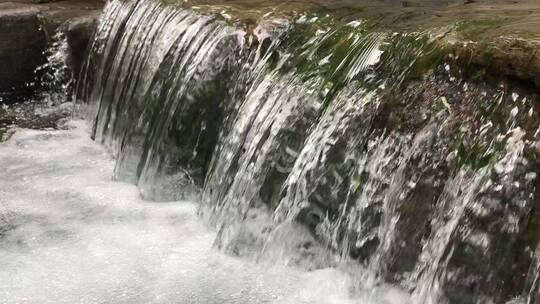 济南章丘区百脉泉景区泉水喷涌