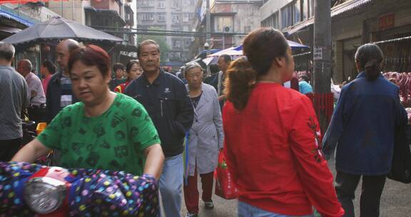 热闹拥挤露天菜市场