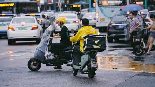 升格雨天的外卖小哥