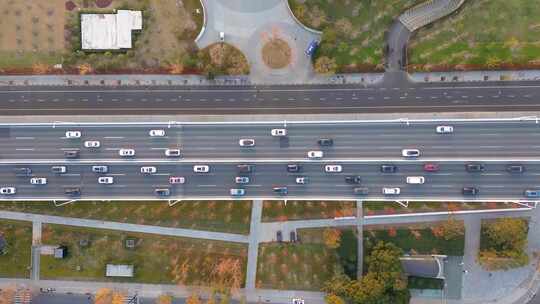 上海城市道路车流航拍俯瞰跟随