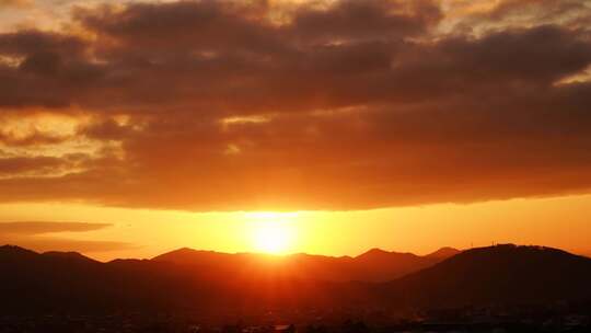 乡村山峰黄昏阳光夕阳云层晚霞移动丁达尔光