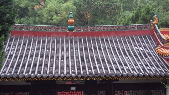 下雨天的寺院古建筑雨水一滴一滴