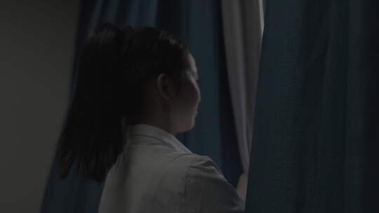 女子拉开窗帘瞬间
