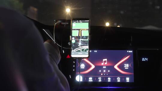 网约车司机按手机导航APP行驶在夜晚城市视频素材模板下载