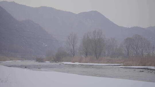 河流经过寒冷冰雪山谷升格全景4k100帧灰片