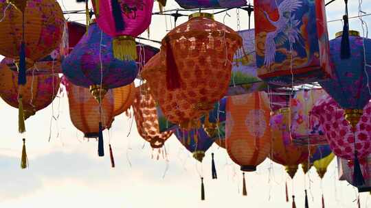 假日春节张灯结彩悬挂的中国风灯笼