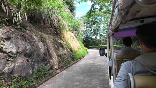 游客乘坐摆渡车行驶在景区