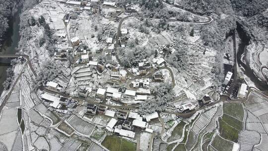 航拍大山 水库 风景