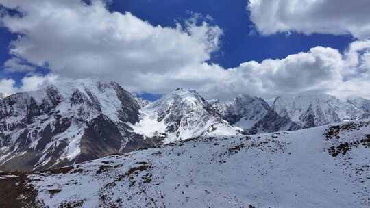 川西山脊垭口航拍横断山脉勒多曼因雪山群峰