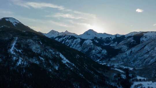 雪山山峰山谷日出