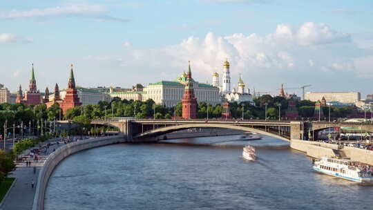 从父权制桥上看莫斯科克里姆林宫和莫斯科河上的船只
